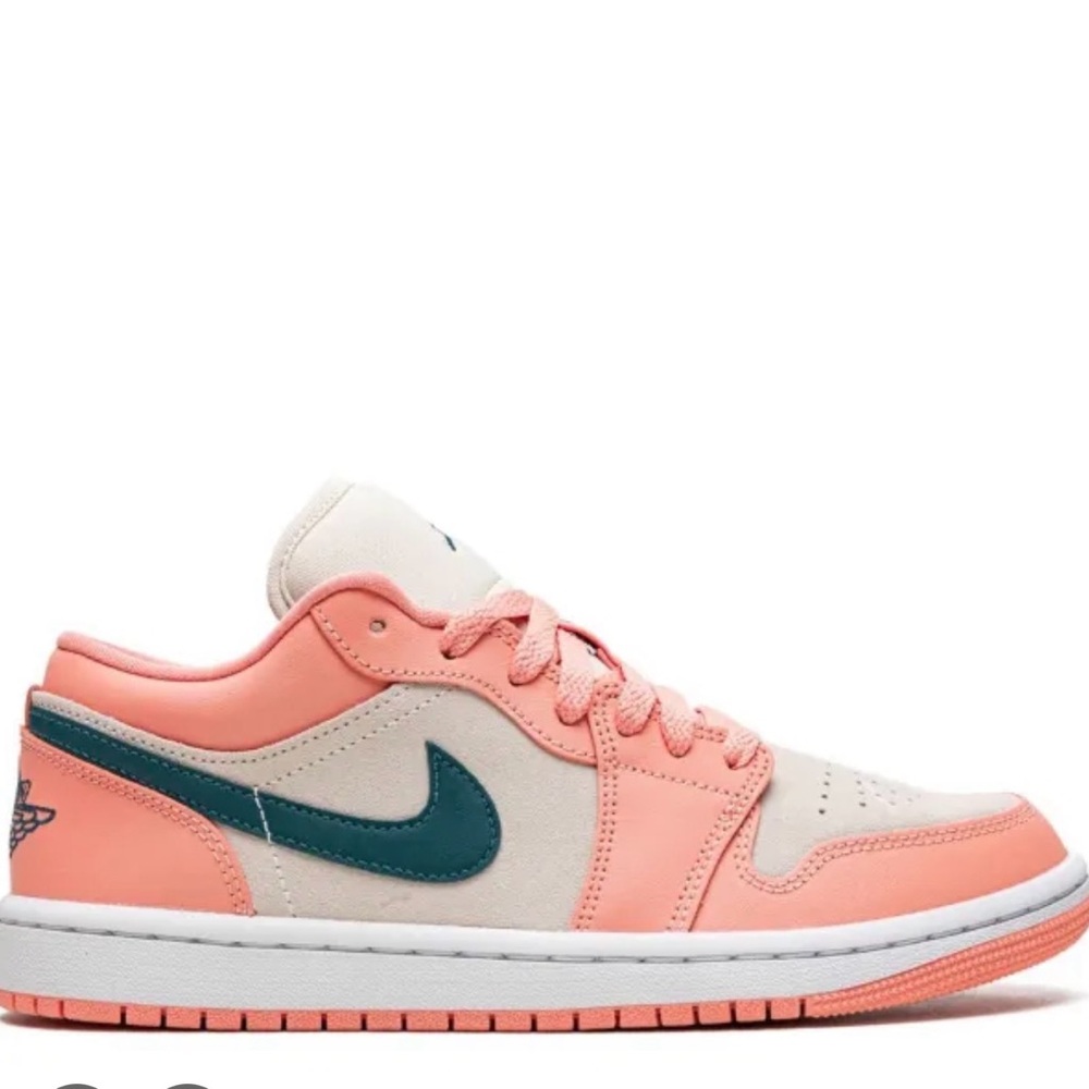 LIKE NEW Women’s Air Jordan 1 Low sneakers size US 8.5